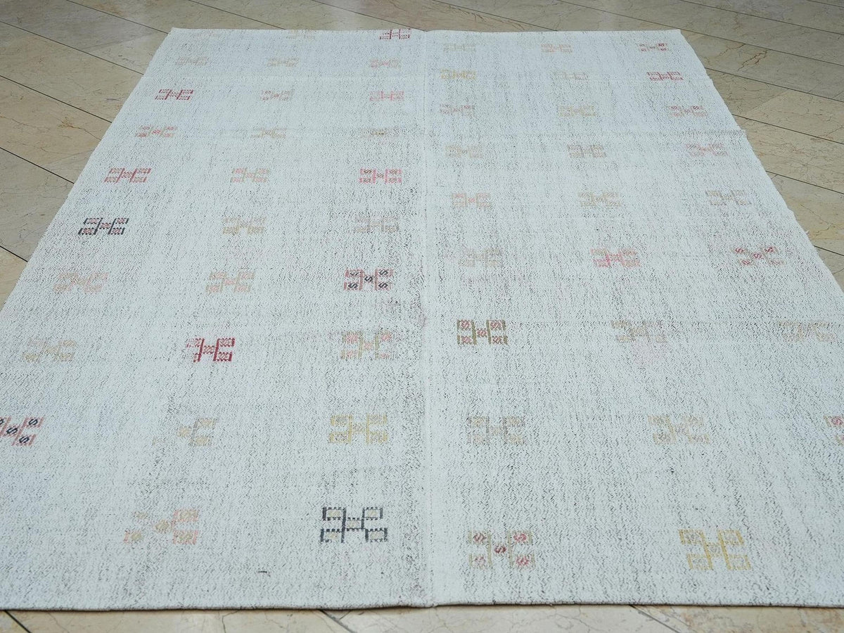 Multi Colors Embroidered White Cotton Kilim Rug,5.7x9 Ft.