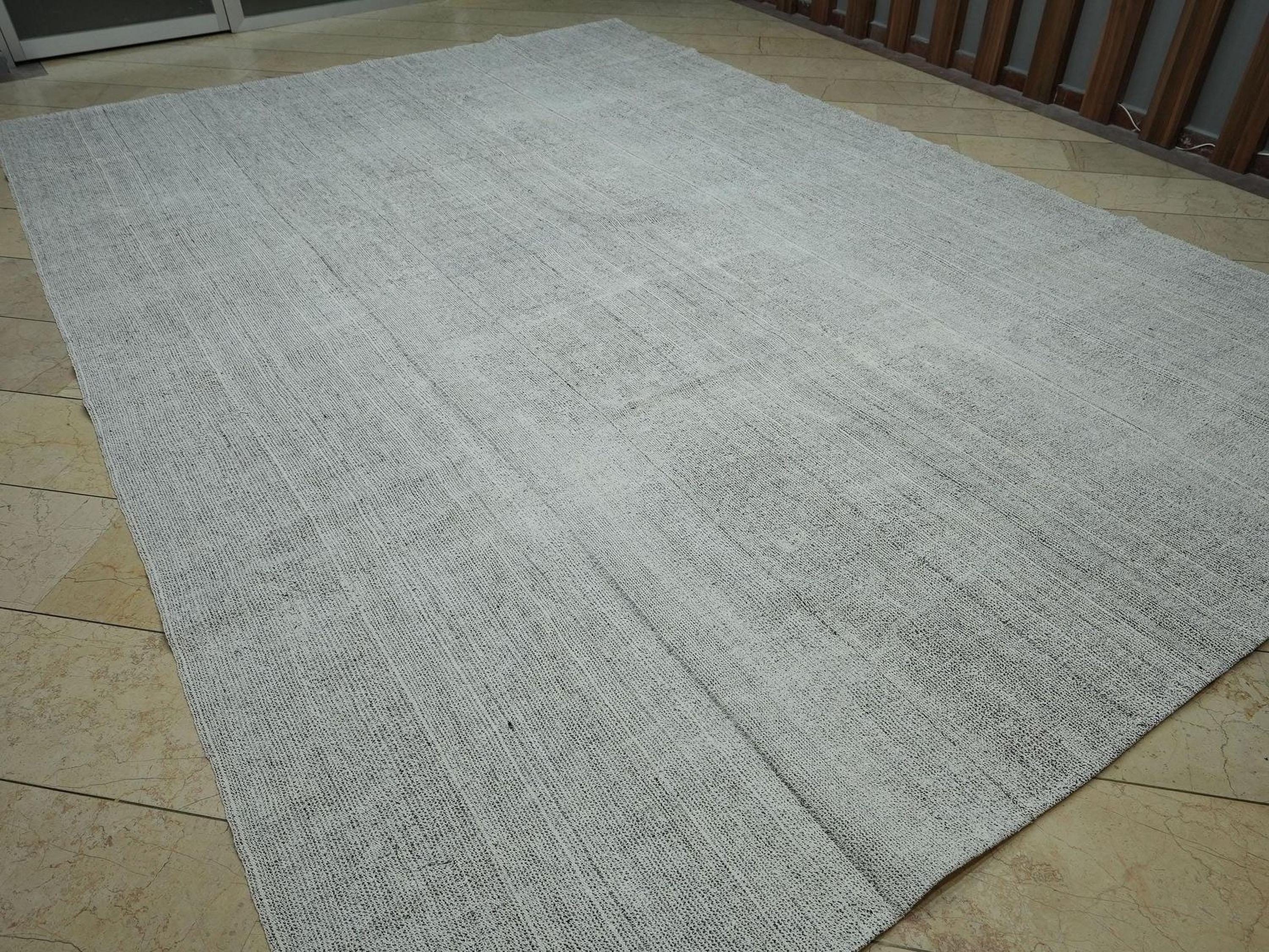 Minimalist Ivory Turkish Kilim Rug: Oversize Flat Weave Rugs 9,4x13,6 Ft.