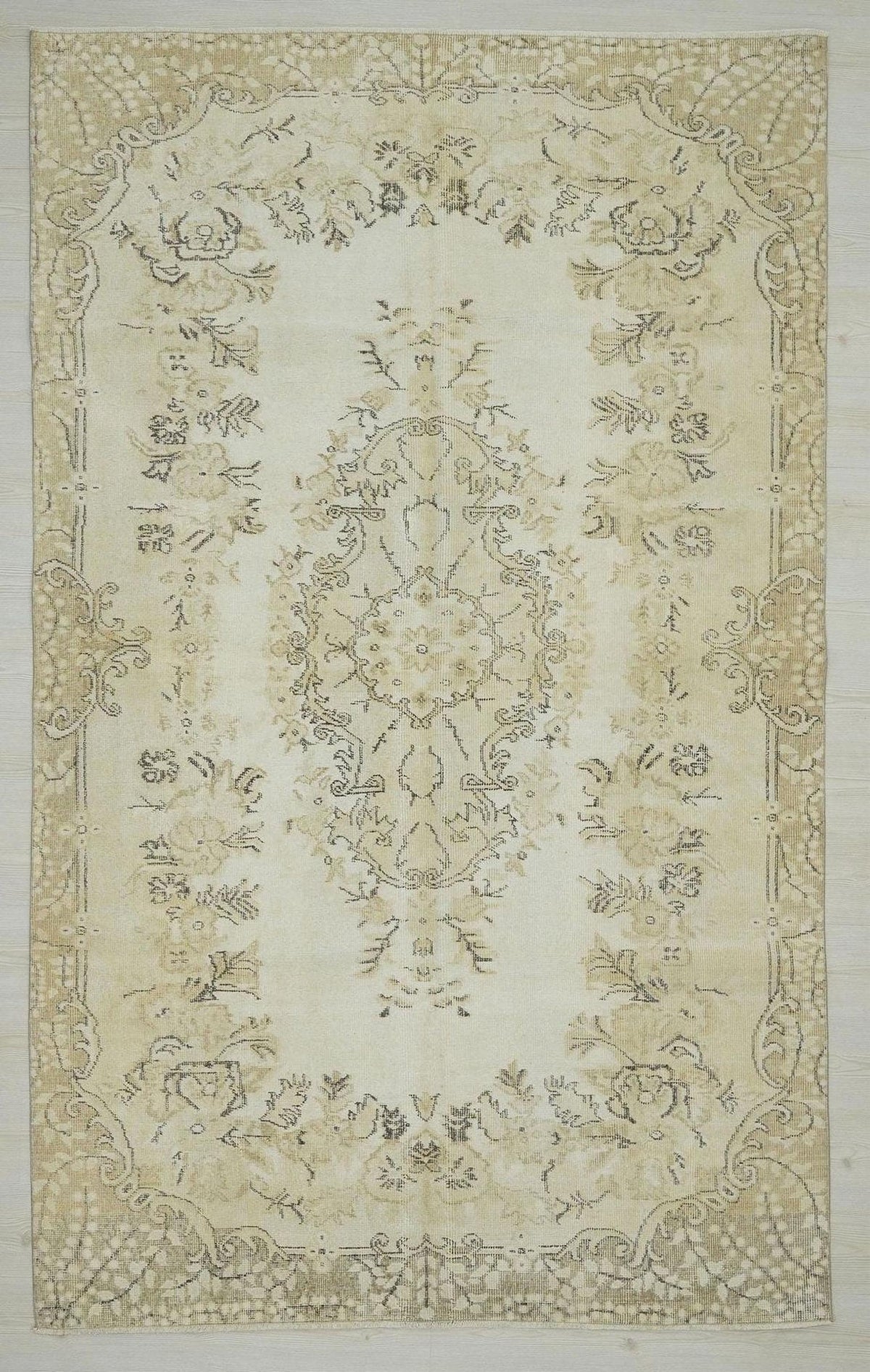 Neutral Handmade Wool Oushak Rug: 5.5x9 ft Mid Century Turkish Carpet.