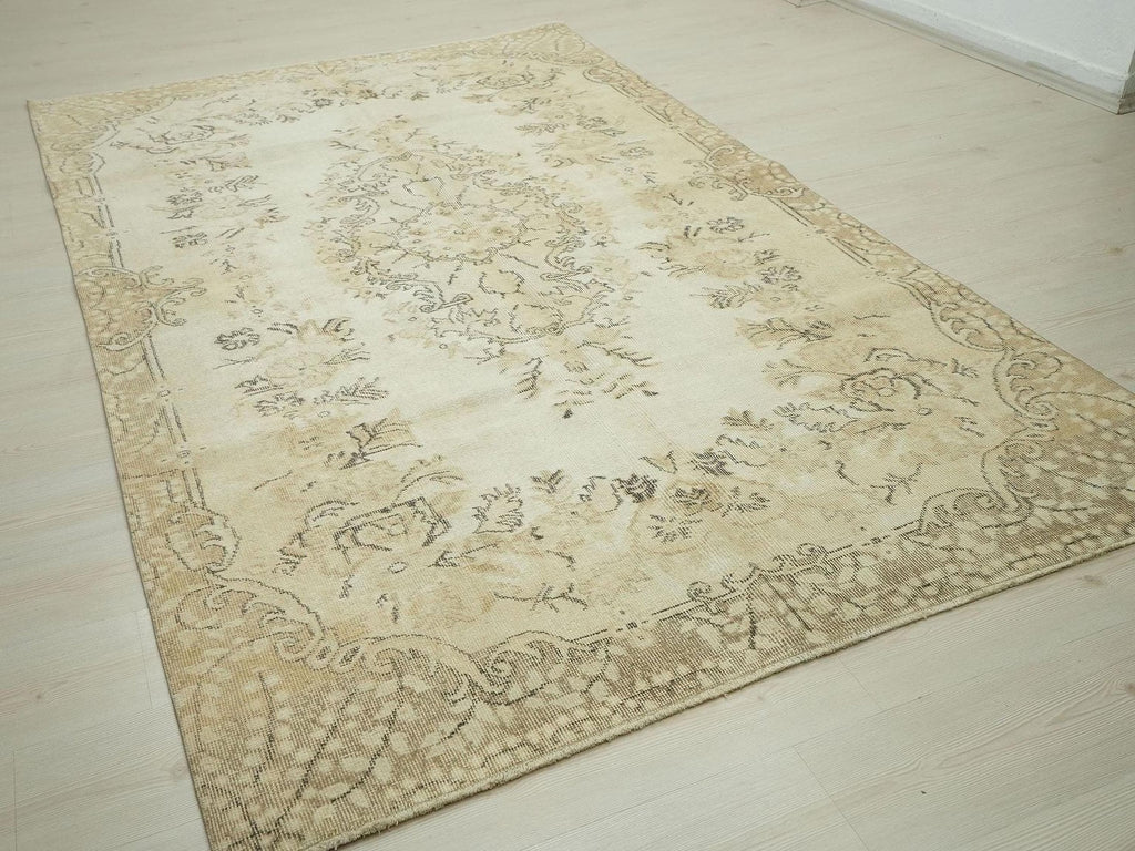 Neutral Handmade Wool Oushak Rug: 5.5x9 ft Mid Century Turkish Carpet.