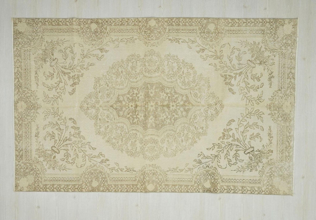 Vintage Oushak Rug: 5.5"x8.7' Turkish Wool Carpet, Medallion Design