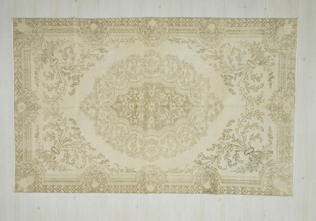 Vintage Oushak Rug: 5.5"x8.7' Turkish Wool Carpet, Medallion Design