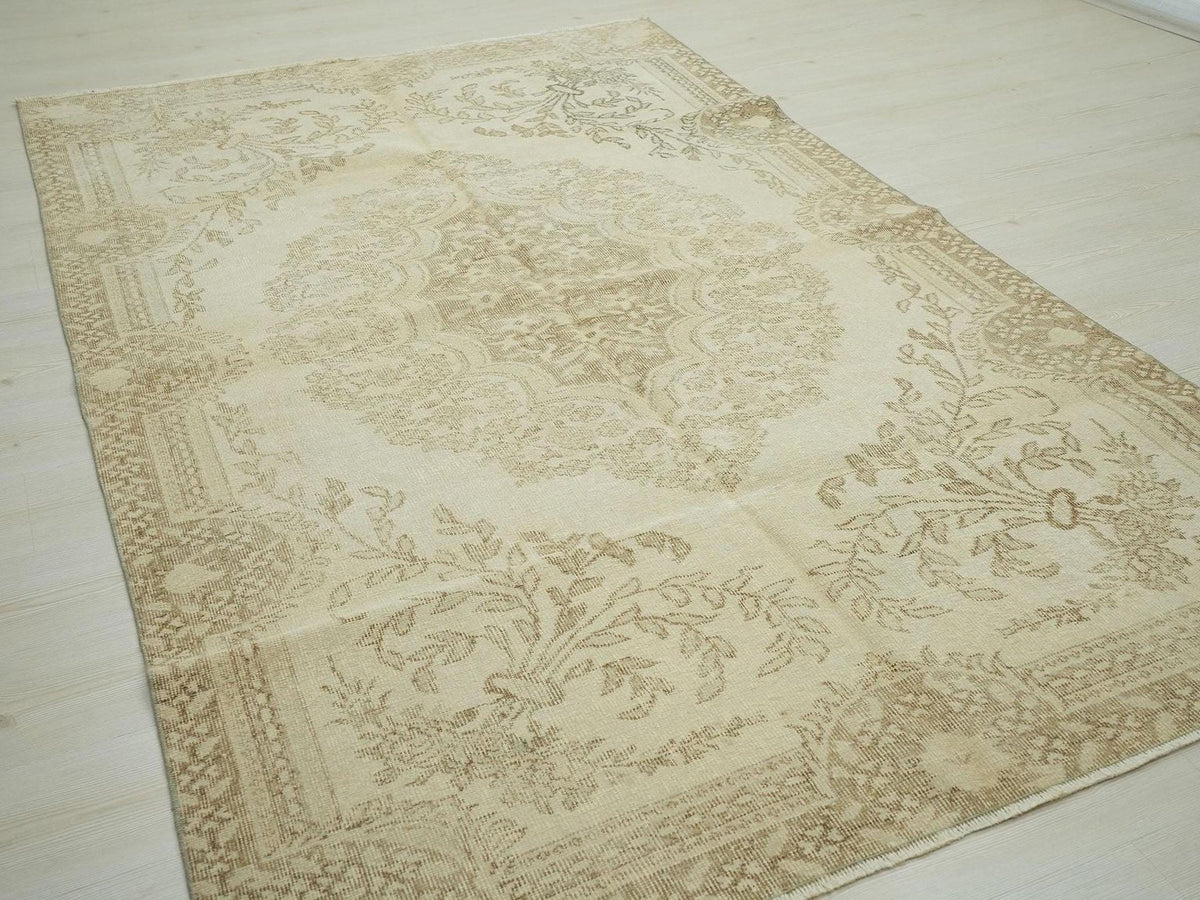 Vintage Oushak Rug: 5.5"x8.7' Turkish Wool Carpet, Medallion Design