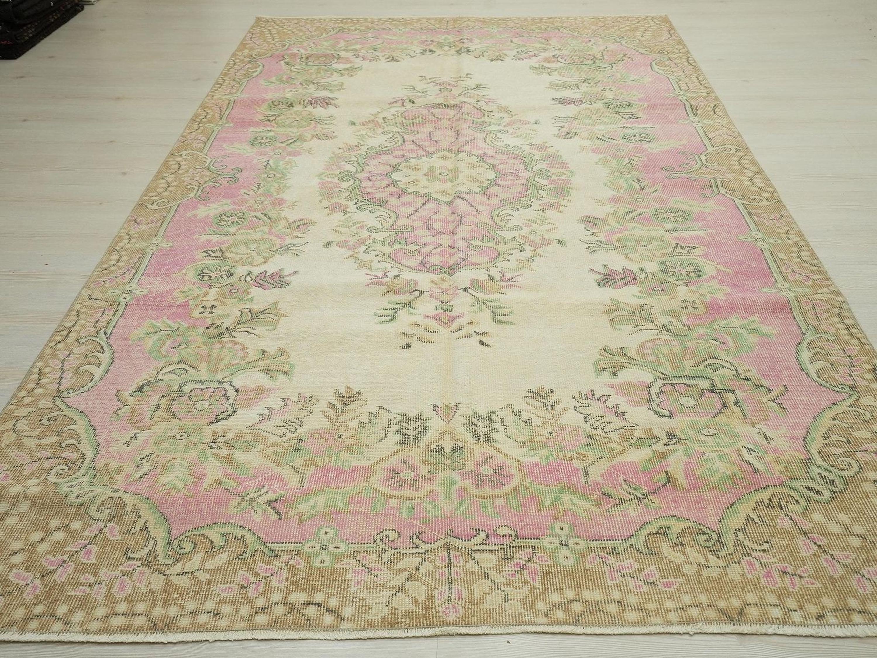 Large Oushak Rug: 6x10 Vintage Turkish Wool Carpet Rugs.