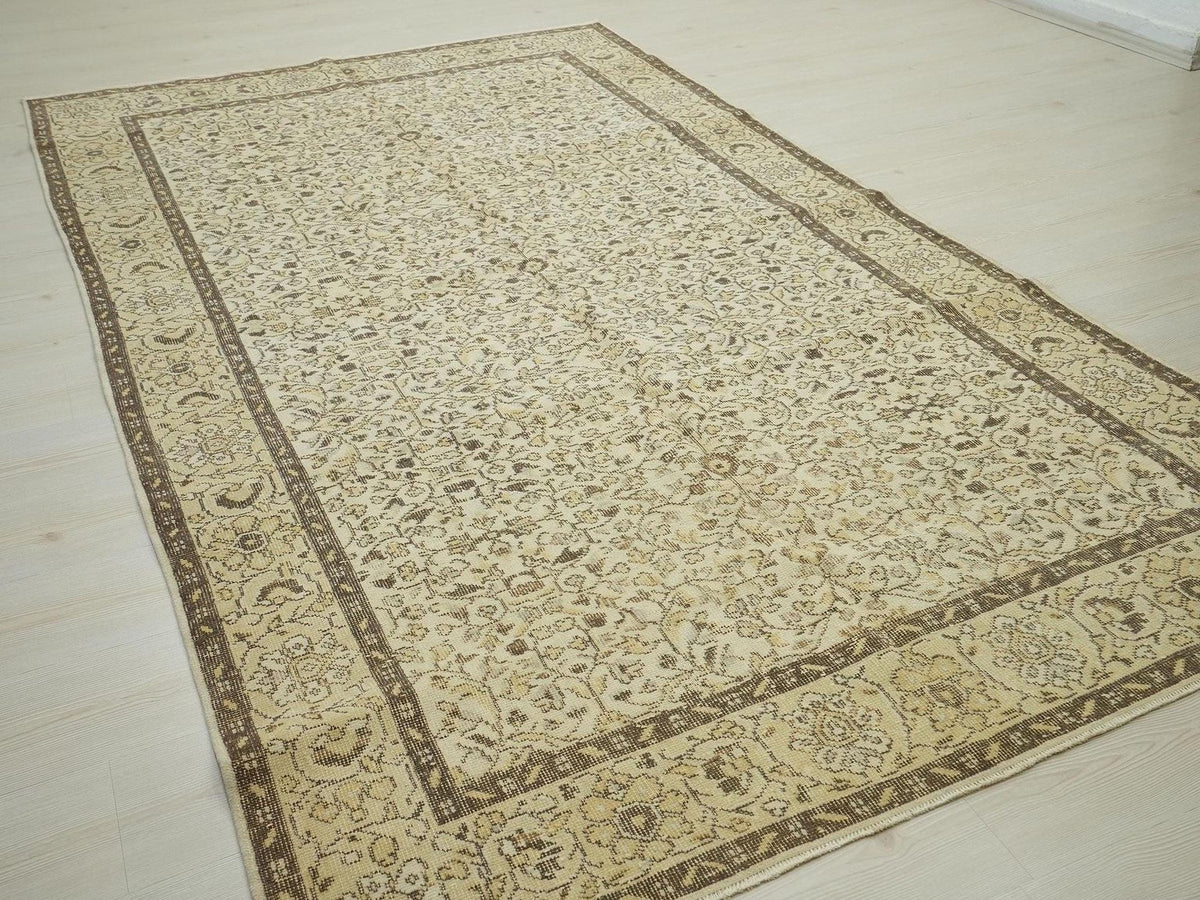Vintage Oushak Rug: Handmade Turkish Wool Carpet, Light Colors 5,6"x9,5 Ft.