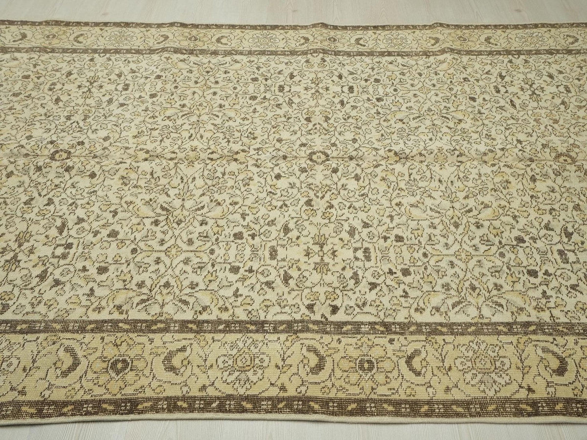 Vintage Oushak Rug: Handmade Turkish Wool Carpet, Light Colors 5,6"x9,5 Ft.