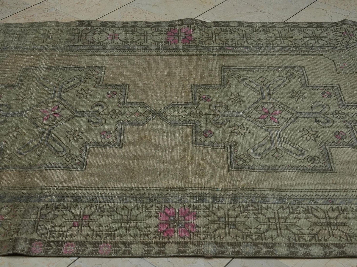 Daisy Design Old Vintage Turkish Rug: 4.3x7.9 Feet,Muted Area Rugs For Home Living.