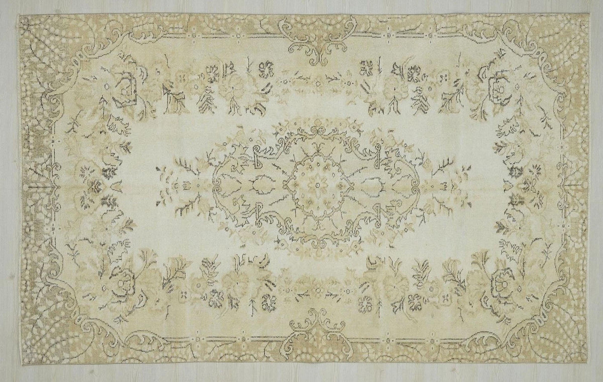 Neutral Handmade Wool Oushak Rug: 5.5x9 ft Mid Century Turkish Carpet.