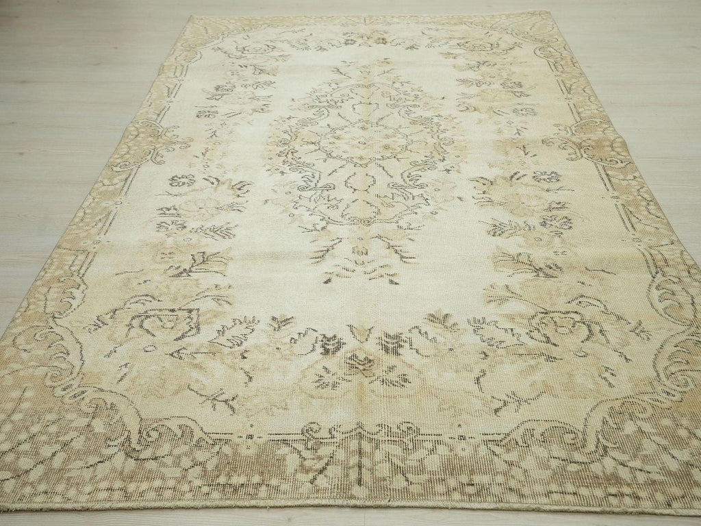 Neutral Handmade Wool Oushak Rug: 5.5x9 ft Mid Century Turkish Carpet.