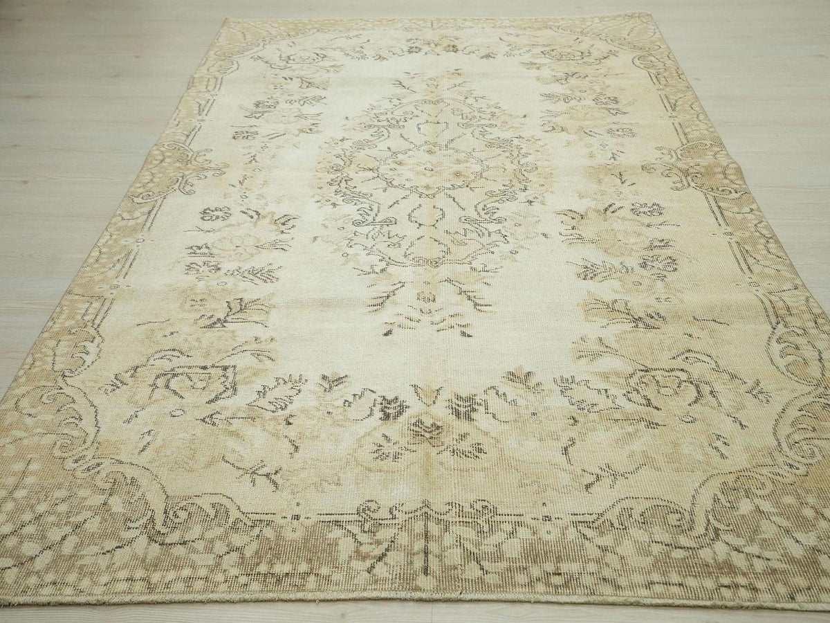 Neutral Handmade Wool Oushak Rug: 5.5x9 ft Mid Century Turkish Carpet.