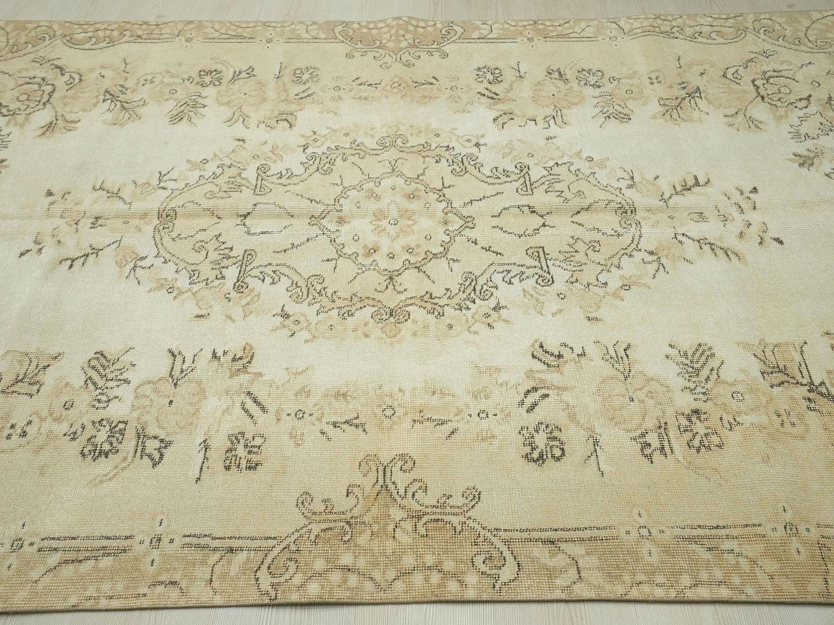 Neutral Handmade Wool Oushak Rug: 5.5x9 ft Mid Century Turkish Carpet.