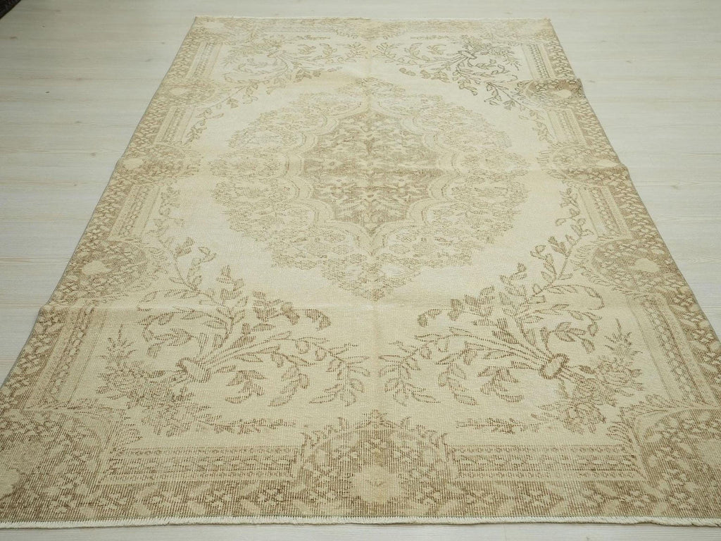 Vintage Oushak Rug: 5.5"x8.7' Turkish Wool Carpet, Medallion Design