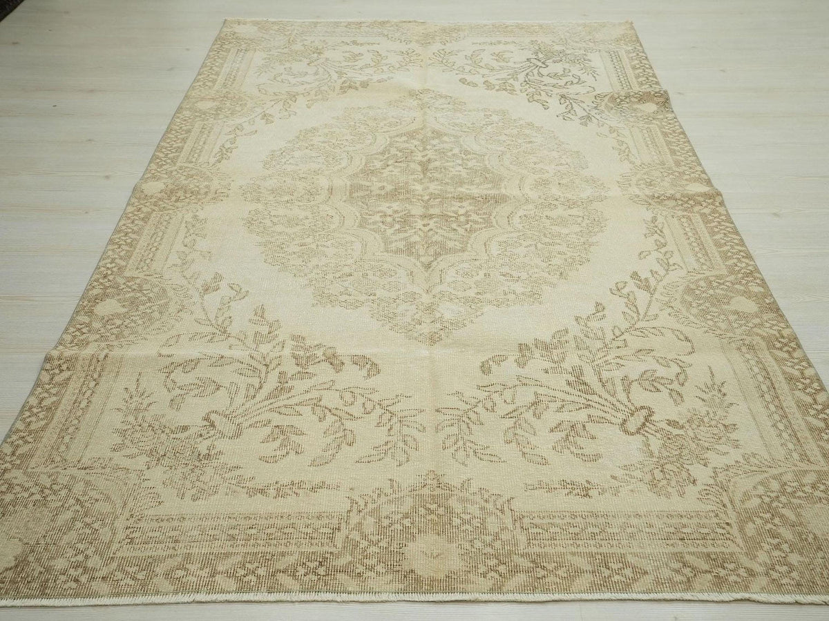 Vintage Oushak Rug: 5.5"x8.7' Turkish Wool Carpet, Medallion Design