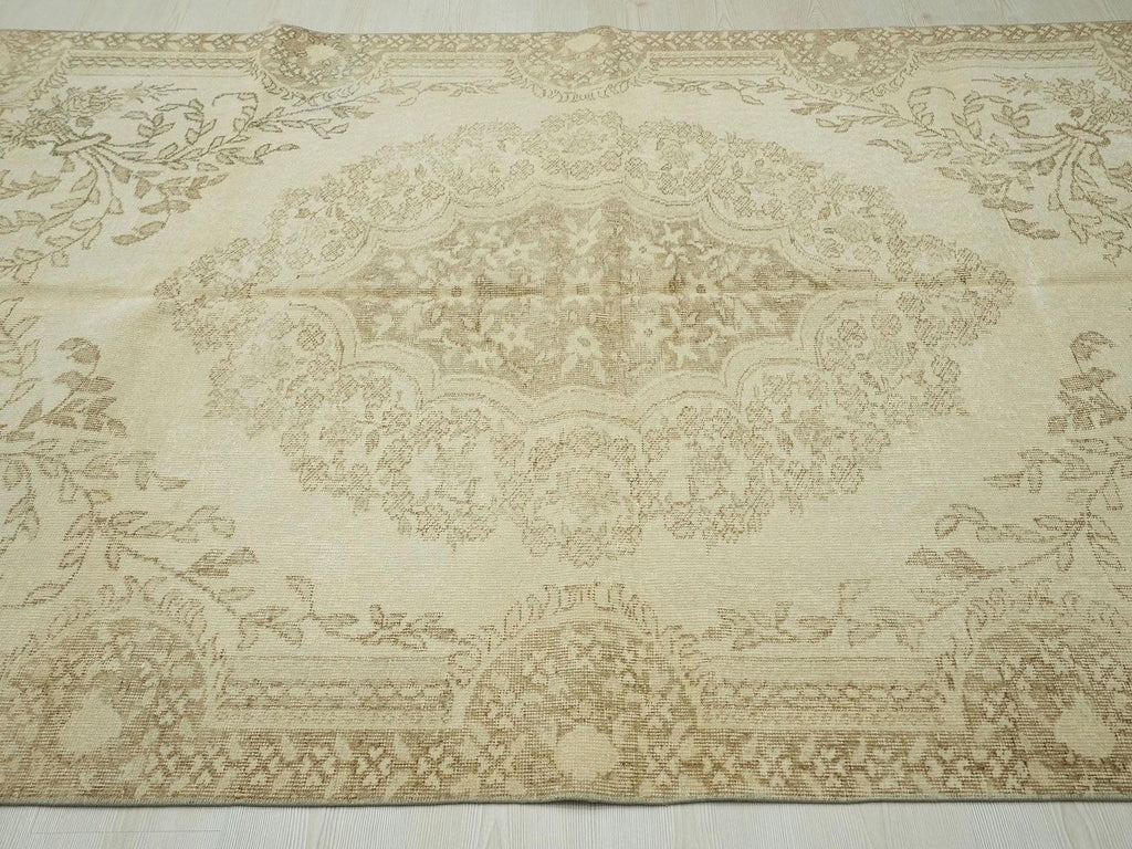 Vintage Oushak Rug: 5.5"x8.7' Turkish Wool Carpet, Medallion Design