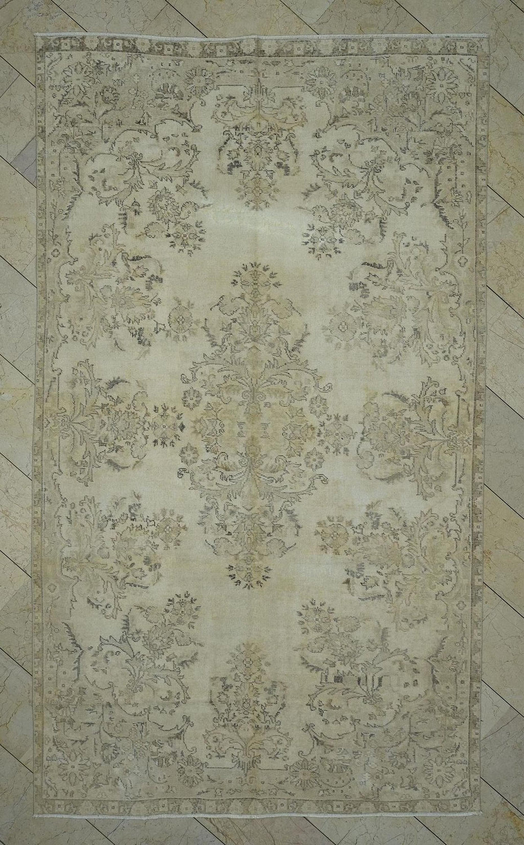 Vintage Oushak Wool Carpet Rug: Handmade Turkish Medallion Design (6.1x10.3 ft)