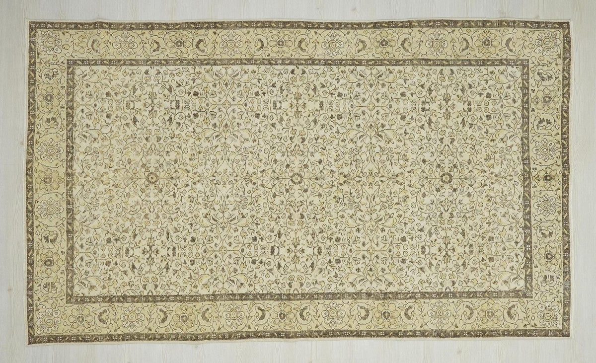 Vintage Oushak Rug: Handmade Turkish Wool Carpet, Light Colors 5,6"x9,5 Ft.