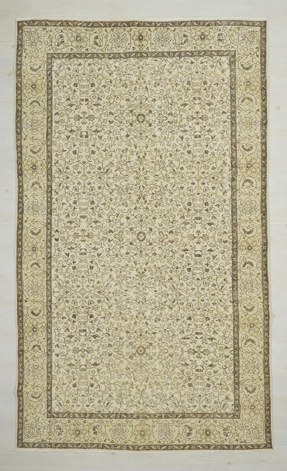 Vintage Oushak Rug: Handmade Turkish Wool Carpet, Light Colors 5,6"x9,5 Ft.