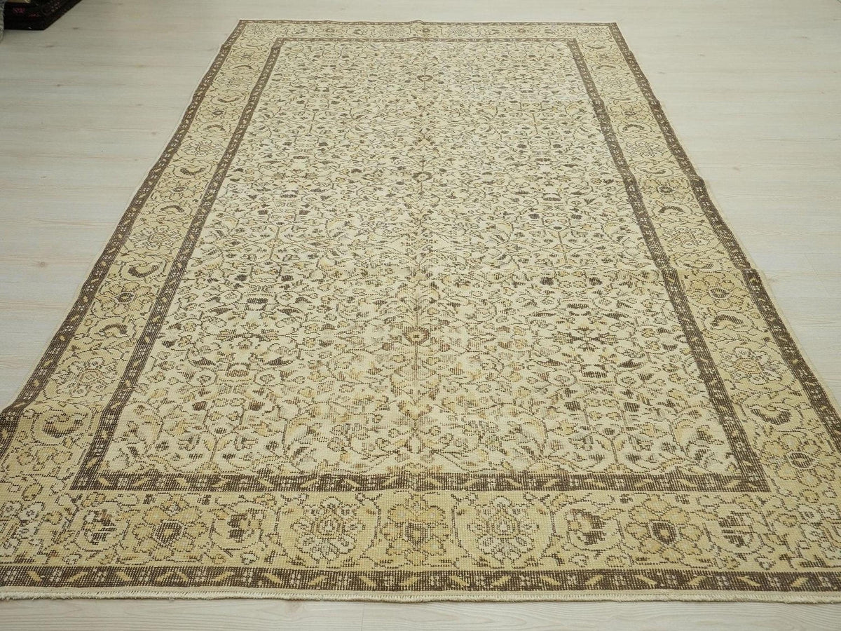 Vintage Oushak Rug: Handmade Turkish Wool Carpet, Light Colors 5,6"x9,5 Ft.