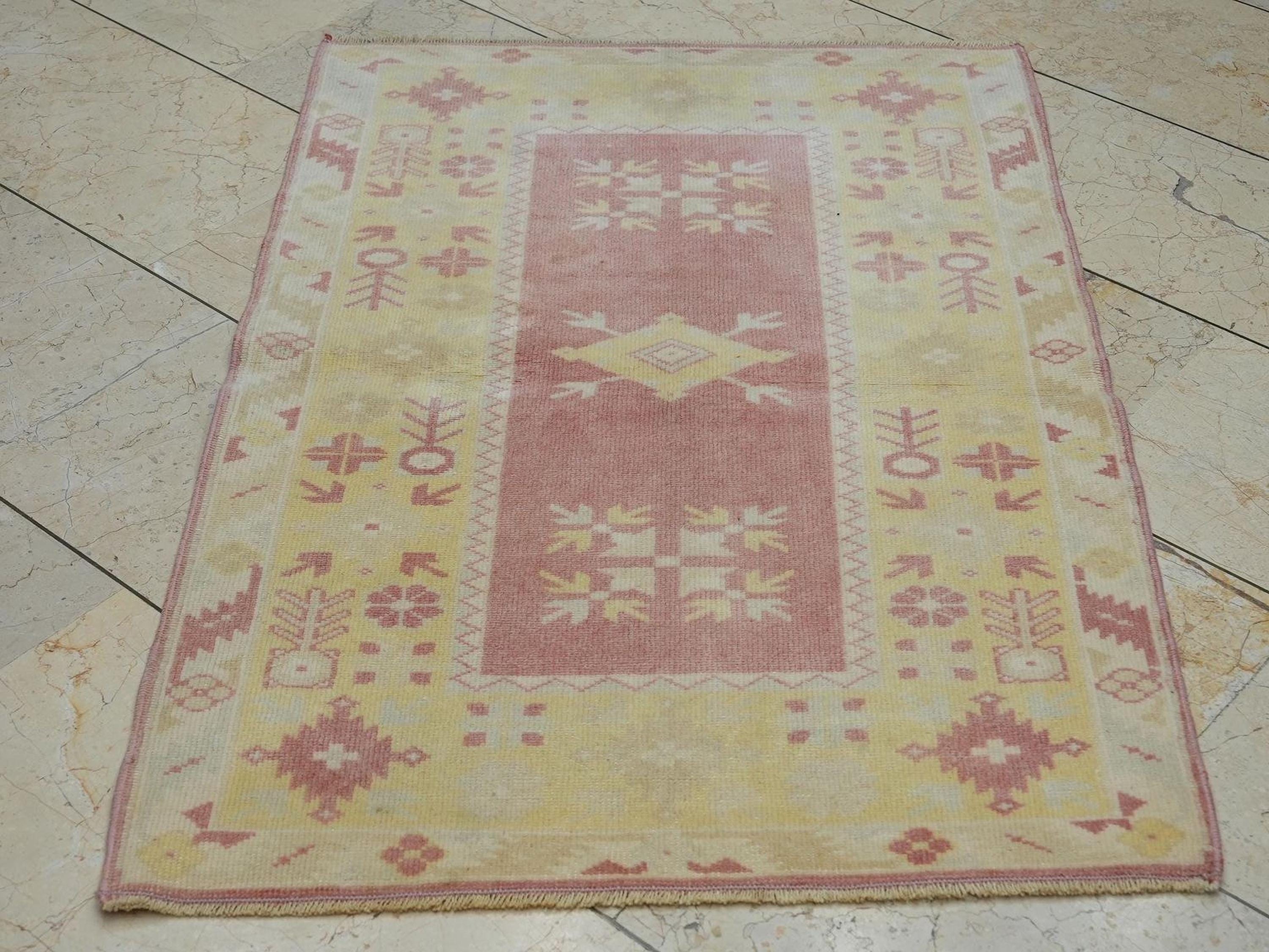 Handwoven Wool Oushak Rug: 2.7x4 Feet,Chic Bohemian Decor Carpet Rugs.